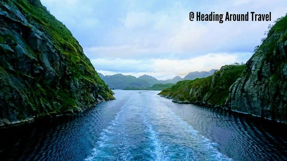 Norwegischer Fjord mit steil abfallenden grünen Hängen